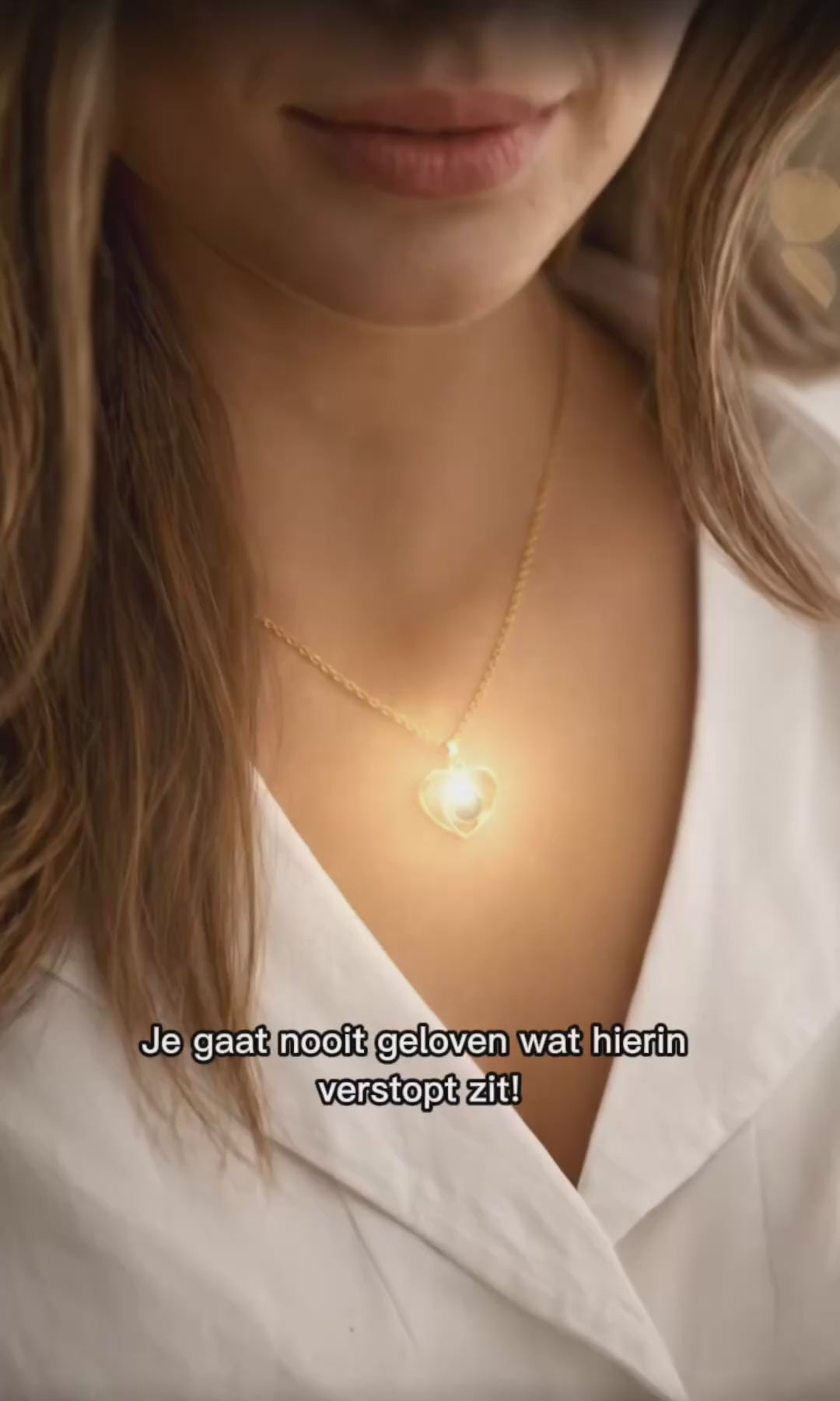 Video laden: Sfeervideo van een model met de Gepersonaliseerde Fotoketting van The Eternal Gaze.